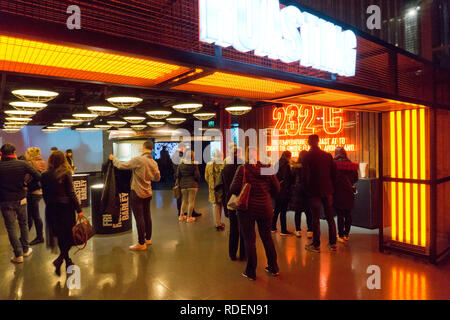 Besucher Blick auf Displays im Guinness Storehouse Brauerei in Dublin, Irland, 15. Jan 2019. Stockfoto