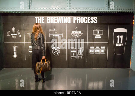 Besucher Blick auf Displays im Guinness Storehouse Brauerei in Dublin, Irland, 15. Jan 2019. Stockfoto