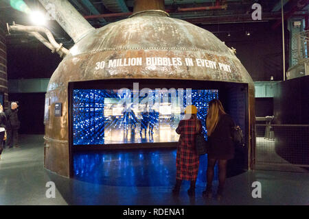 Besucher Blick auf Displays im Guinness Storehouse Brauerei in Dublin, Irland, 15. Jan 2019. Stockfoto