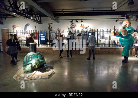 Historische Anzeigen sind im Guinness Storehouse Brauerei in Dublin, Irland, 15. Jan 2019 gesehen. Stockfoto