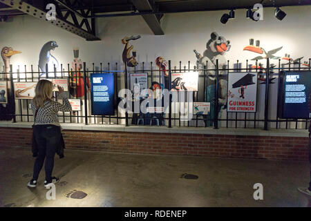 Historische Anzeigen sind im Guinness Storehouse Brauerei in Dublin, Irland, 15. Jan 2019 gesehen. Stockfoto