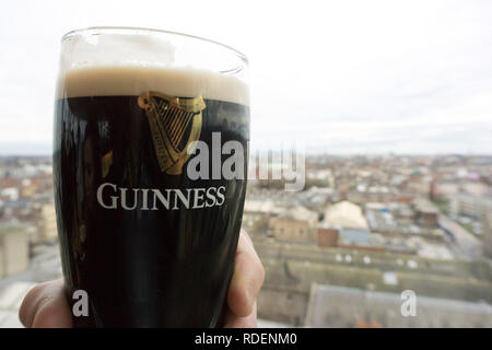 Pint Guinness in der Gravity Bar im Guinness Storehouse Brauerei in Dublin, Irland, 15. Jan 2019 gegossen. Stockfoto