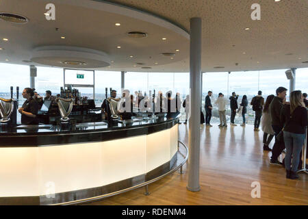 Pint Guinness in der Gravity Bar im Guinness Storehouse Brauerei in Dublin, Irland, 15. Jan 2019 gegossen. Stockfoto