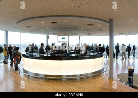 Pint Guinness in der Gravity Bar im Guinness Storehouse Brauerei in Dublin, Irland, 15. Jan 2019 gegossen. Stockfoto