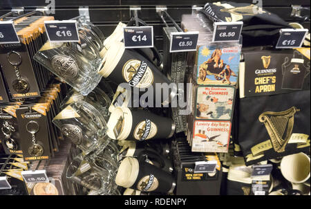 Ware zum Verkauf an der Brauerei Guinness Storehouse in Dublin, Irland, 15. Jan 2019. Stockfoto