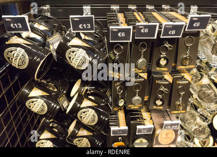 Ware zum Verkauf an der Brauerei Guinness Storehouse in Dublin, Irland, 15. Jan 2019. Stockfoto