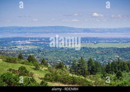 Blick von Windy Hill in Palo Alto und Menlo Park, Silicon Valley, San Francisco Bay Area, Kalifornien Stockfoto