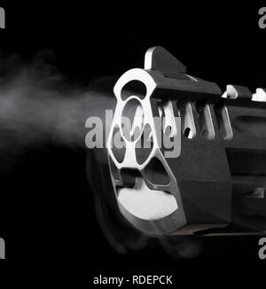 Barrel Of A Gun mit Rauch Ausblasen der Vorderseite Stockfoto