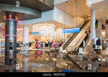 Las Vegas, Nevada 1. September 2017: Aria Hotel & Resort Die Geschäfte der Kristalle inneren Mall Area mit Rolltreppe und Kleidung Stockfoto
