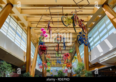 Viele bunte Fahrräder von der Decke des Aria Resort & Casino in Las Vegas, Nevada, USA hängen Stockfoto