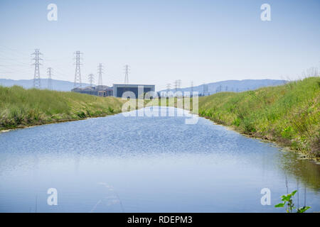 Wasserstraße in der San Francisco Bay, NASA Ames Research Center im Hintergrund, Mountain View, Kalifornien Stockfoto
