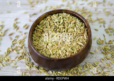 Getrocknete Fenchel Samen in die hölzerne Schüssel isoliert auf weißem Stockfoto