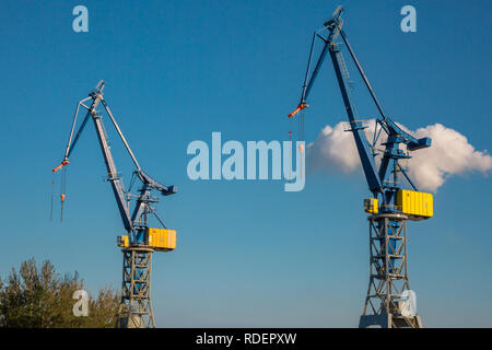 Die Kräne im Hamburger Hafen bei schönem Wetter Stockfoto