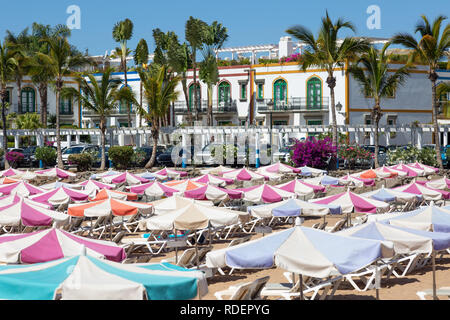 Bunte Sonnenschirme am Strand von Puerto Mogan Stockfoto