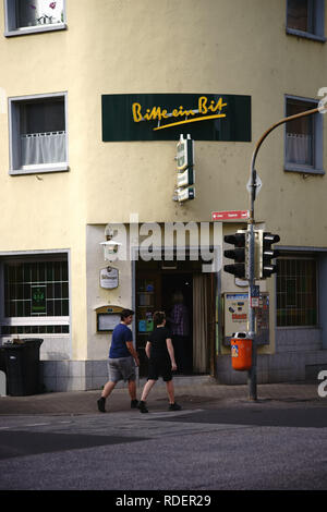 Koblenz, Deutschland - April 08, 2018: Fußgänger an der Ecke Eingang der Bar und das Restaurant Frankenschänke mit werbeschildern auf 08 Apri Stockfoto