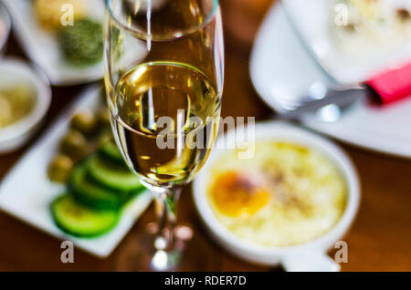 Champagner mit set Häppchen in kleinen Portionen, gesunde und leckere Snacks, köstliche eingestellt Stockfoto