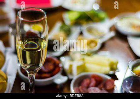 Champagner mit set Häppchen in kleinen Portionen, gesunde und leckere Snacks, köstliche eingestellt Stockfoto