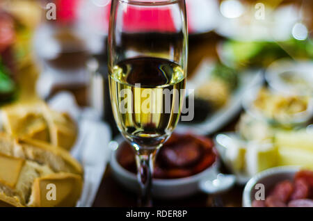 Champagner mit set Häppchen in kleinen Portionen, gesunde und leckere Snacks, köstliche eingestellt Stockfoto