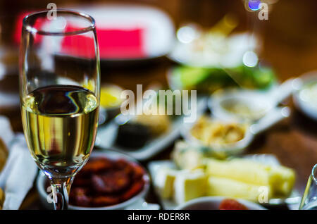 Champagner mit set Häppchen in kleinen Portionen, gesunde und leckere Snacks, köstliche eingestellt Stockfoto