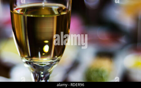 Champagner mit set Häppchen in kleinen Portionen, gesunde und leckere Snacks, köstliche eingestellt Stockfoto