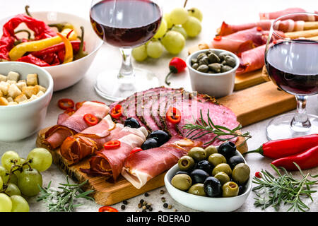 Restaurant mit spanischen Tapas, Wein und Essen aus Spanien, Auswahl an Vorspeisen und traditionelle Gerichte auf den Tisch Stockfoto