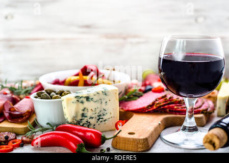 Restaurant mit spanischen Tisch mit Essen, Wein, Käse und Fleisch und Gemüse, traditionelle Tapas aus Spanien Stockfoto