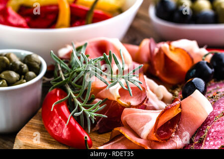 Traditionelle spanische Tapas Jamon Serrano, oder italienische Antipasti Schinken, roher Schinken auf Holzplatte geschnitten Stockfoto