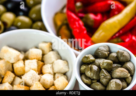 Schüssel mit Kapern, italienische Antipasti, traditionelle Speisen aus Italien oder mediterrane Küche Zutat Stockfoto