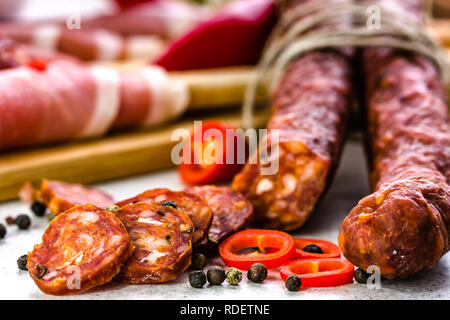 Lebensmittel aus Spanien, Chorizo Wurst Schichten oder Salami Salami, traditionelle spanische Tapas Stockfoto