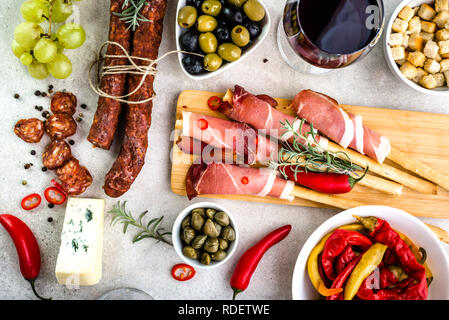 Restaurant mit spanischen Tapas, traditionelle Speisen aus Spanien, Wein und Aperitifs auf Tabelle, Ansicht von oben Stockfoto