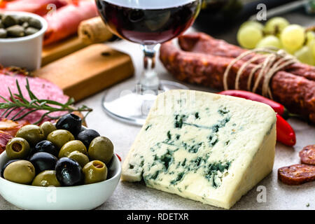 Wein Snack, Oliven und Blauschimmelkäse, italienische Antipasti, Essen am Tisch Stockfoto