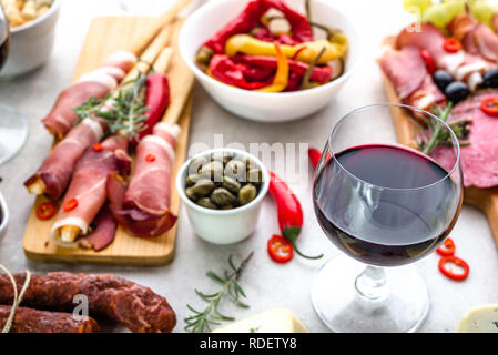 Traditionelle spanische Tapas Bar oder Wein Snack auf Tabelle, Auswahl an Speisen, Vorspeisen der mediterranen Ernährung Stockfoto