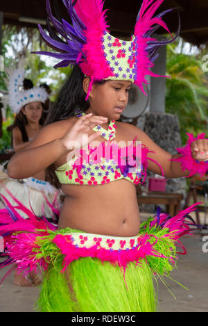 Junge polynesische Inselbewohner tragen bunte Kleidung, während Sie einen traditionellen Tanz auf der Insel Raratonga, Cook Inseln, Südpazifik Stockfoto