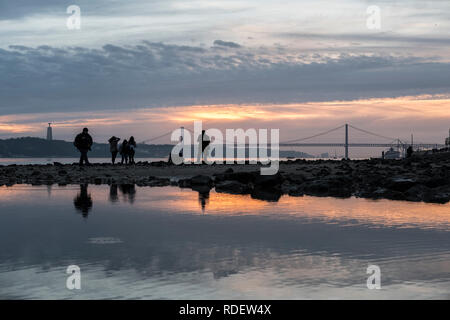 Lissabon, Portugal - 10. Dezember 2016: Beobachten Sie den Sonnenuntergang über dem Fluss Tejo Stockfoto