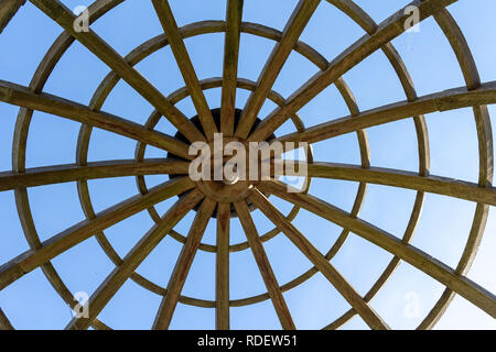 Pavillon aus Holz Dach Design blauen Himmel im Hintergrund Stockfoto