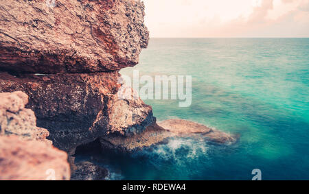 Mittelmeer Küste Landschaft mit Felsen. Lange Belichtung Foto mit natürlichen verschwommen Wasser Effekt. Morgen Sommer von Ayia Napa, Zypern Insel Stockfoto