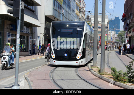 Antalya, Türkei - 26. Mai 2017: Moderne Straßenbahn in der Stadt. Stockfoto