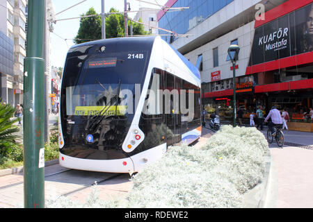 Antalya, Türkei - 26. Mai 2017: Moderne Straßenbahn in der Stadt. Stockfoto