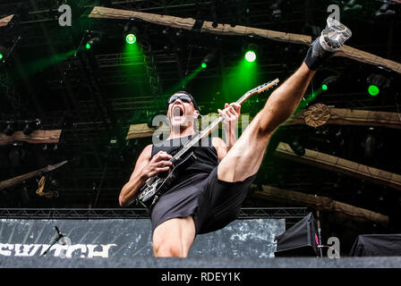 Österreich, Nickelsdorf - Juni 17., 2018. Die amerikanische Metalcore-Band Killswitch Engage führt ein Live Konzert während der österreichischen Musik Festival Nova Rock Festival 2018. Hier Gitarrist Adam Dutkiewicz wird gesehen, live auf der Bühne. (Foto: Gonzales Foto - synne Nilsson). Stockfoto