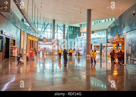 KUALA LUMPUR, Malaysia - ca. Mai 2014: In der Low Cost Carrier Terminal am Kuala Lumpur International Airport. KLIA ist Malaysias wichtigste internationa Stockfoto