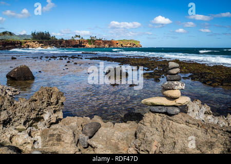 Gestapelte Steine auf die Maha "ulepu Heritage Trail, Kauai, Hawaii Stockfoto