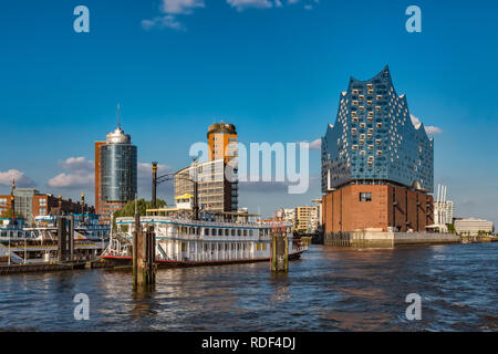 Blick auf die Hamburger Hafencity mit der Elbphilharmonie Stockfoto