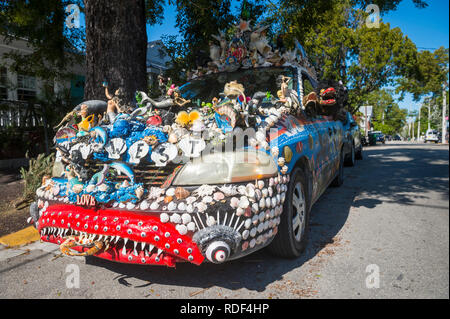 KEY WEST, Florida, USA - Januar 14, 2019: Ein Auto mit einer einzigartigen Mischung aus Schalen und Figuren steht auf einer ruhigen Straße geparkten eingerichtet. Stockfoto