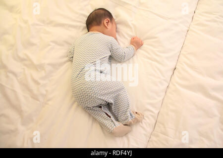 Asiatische little baby Fallen schlafend auf dem Bett in Hotell Zimmer Stockfoto