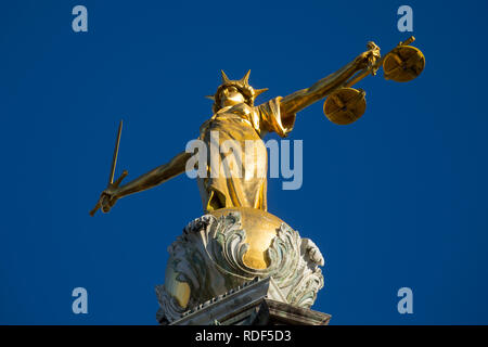 Lady Gerechtigkeit Statue auf der Oberseite des Old Bailey, zentralen Strafgerichtshof in London, England. Allgemeine Ansicht GV Stockfoto