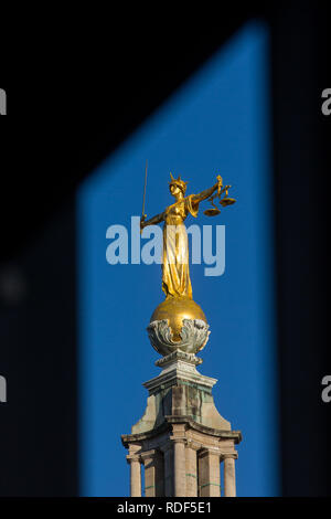 Lady Gerechtigkeit Statue auf der Oberseite des Old Bailey, zentralen Strafgerichtshof in London, England. Allgemeine Ansicht GV Stockfoto