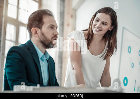 Bärtige Geschäftsmann Fragen Rat von seiner Frau Stockfoto