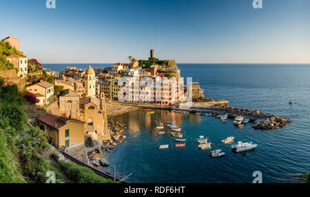 Sonnenuntergang in Vernazza, Cinque Terre, Ligurien, Italien Stockfoto