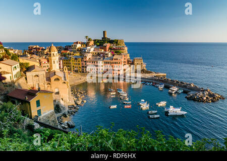 Sonnenuntergang in Vernazza, Cinque Terre, Ligurien, Italien Stockfoto