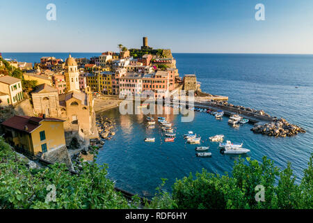 Sonnenuntergang in Vernazza, Cinque Terre, Ligurien, Italien Stockfoto